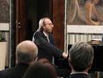 Roberto Prosseda in estasi mentre esegue l'Ave Maria del mitico di Franz Liszt